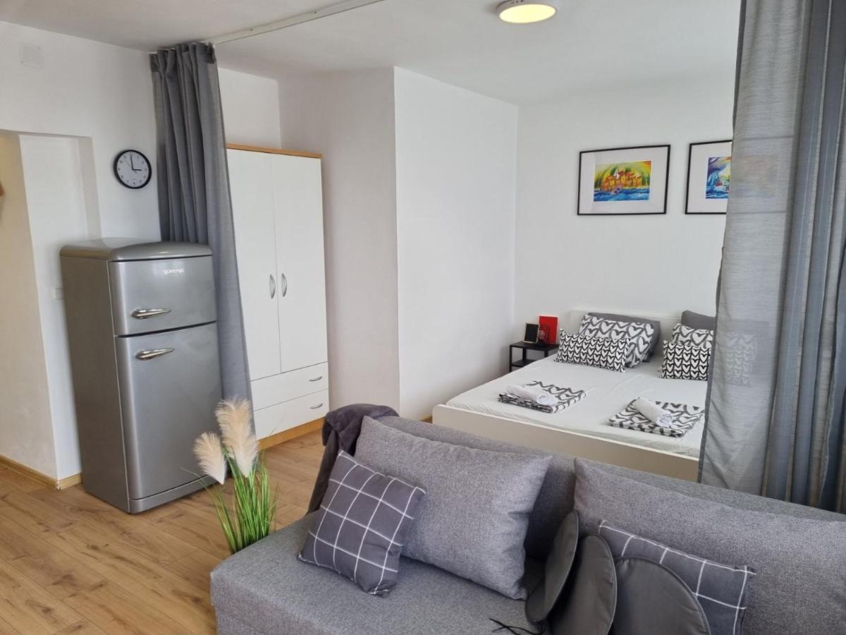 Apartmani Mali Selce Eksteriør billede